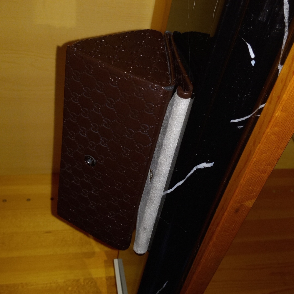 GUCCI Sunglasses Holder